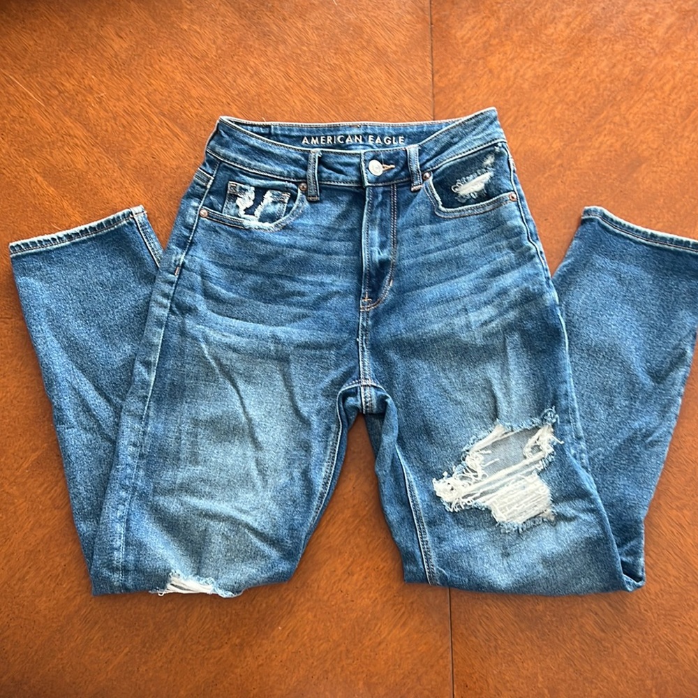 Excellent condition American Eagle Mom Straight Jean.